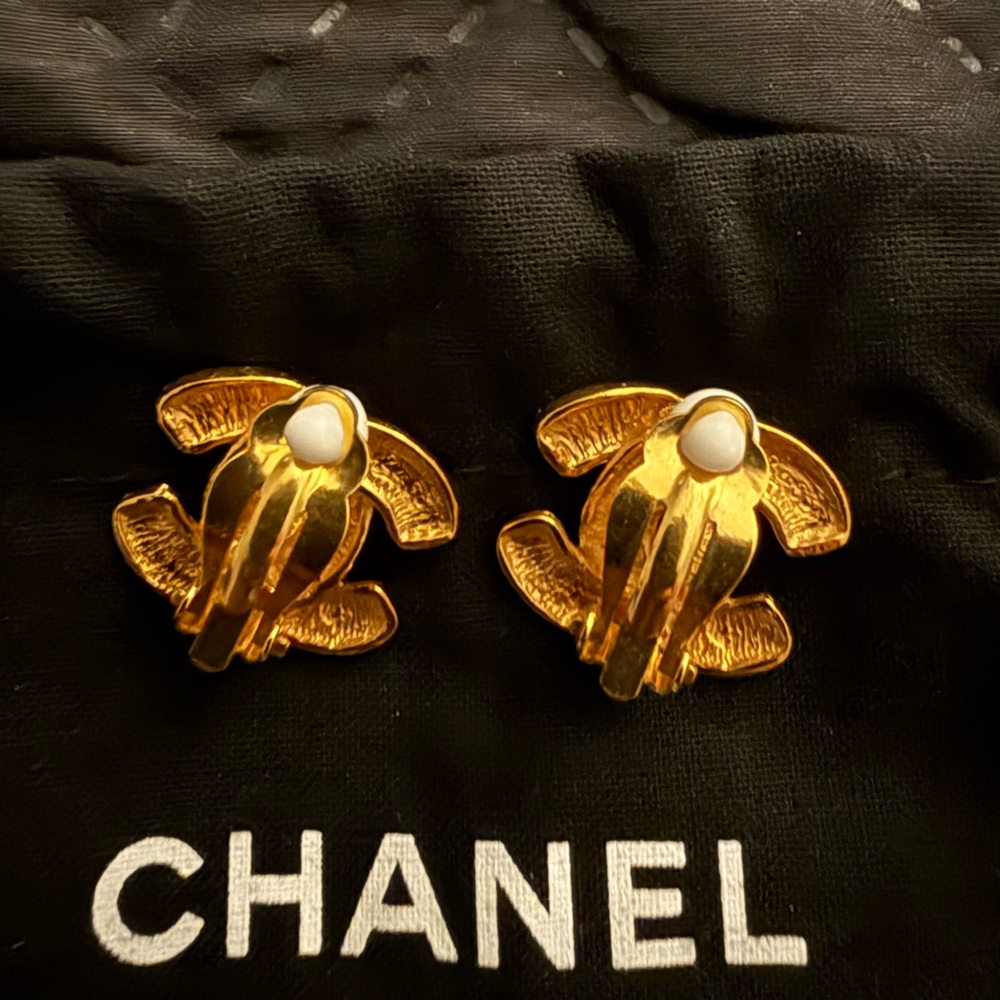 Vintage Chanel 18K gold clip on earrings - Picture 2 of 5